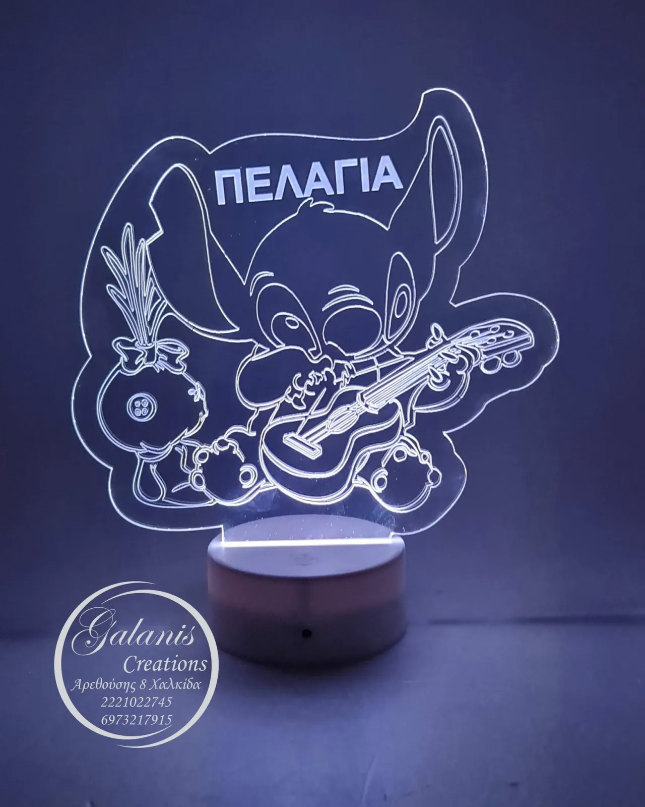 Προσωποποιημένο φωτιστικό plexiglass με χαραγμένο όνομα.