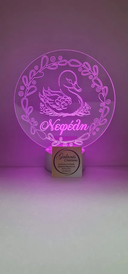 Προσωποποιημένο φωτιστικό plexiglass με ροζ φωτισμό.