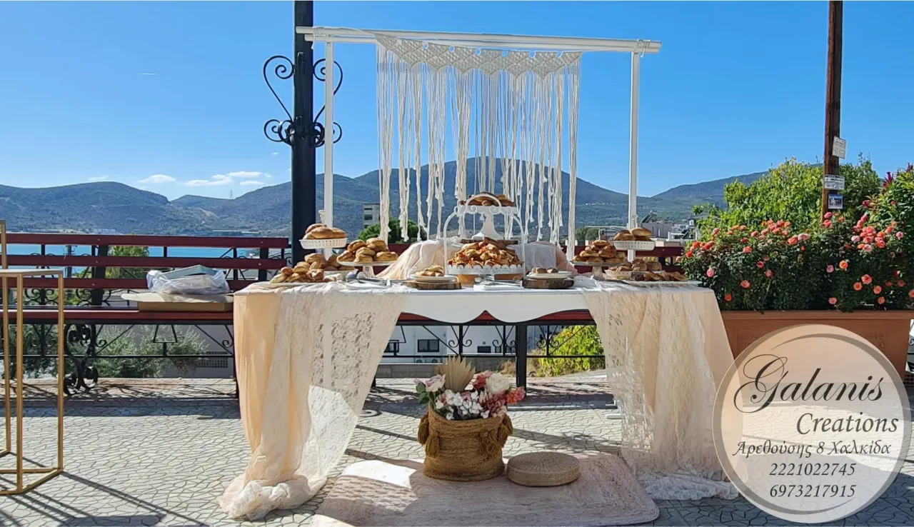 Τραπέζι ευχών σε boho ύφος με μακραμέ, με θέα στη θάλασσα.