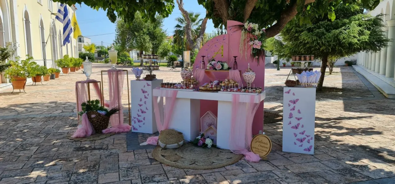 Candy bar με πεταλούδες σε ροζ αποχρώσεις.