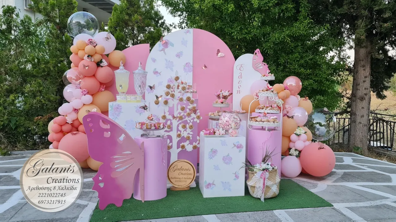 Candy bar με πεταλούδες και μπαλόνια σε ροζ αποχρώσεις.