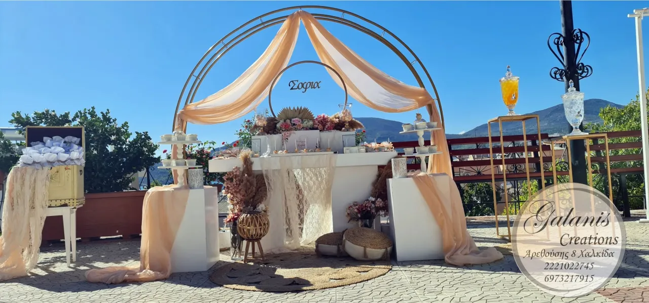 Candy bar σε γήινες αποχρώσεις με ξύλινη καμάρα.