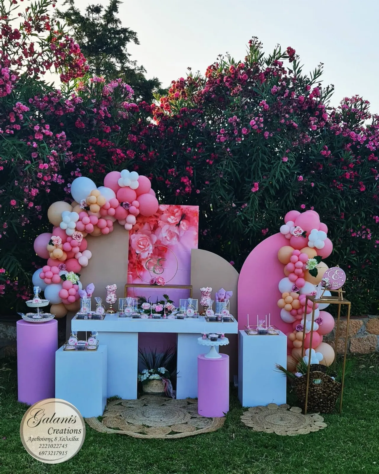 Candy bar με ροζ λουλούδια και μπαλόνια.