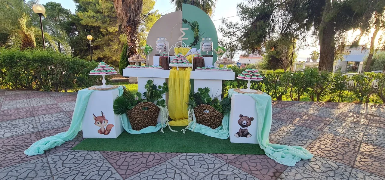 Candy bar με μέντα και κίτρινες αποχρώσεις σε κήπο.