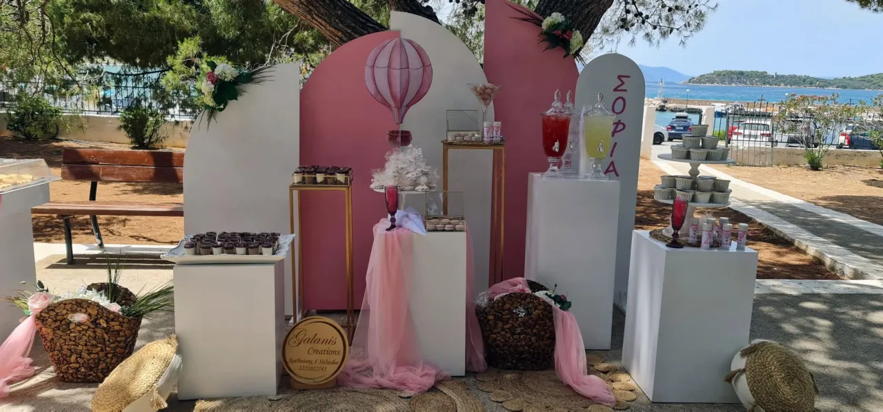 Candy bar με θέμα αερόστατο, δίπλα στη θάλασσα.