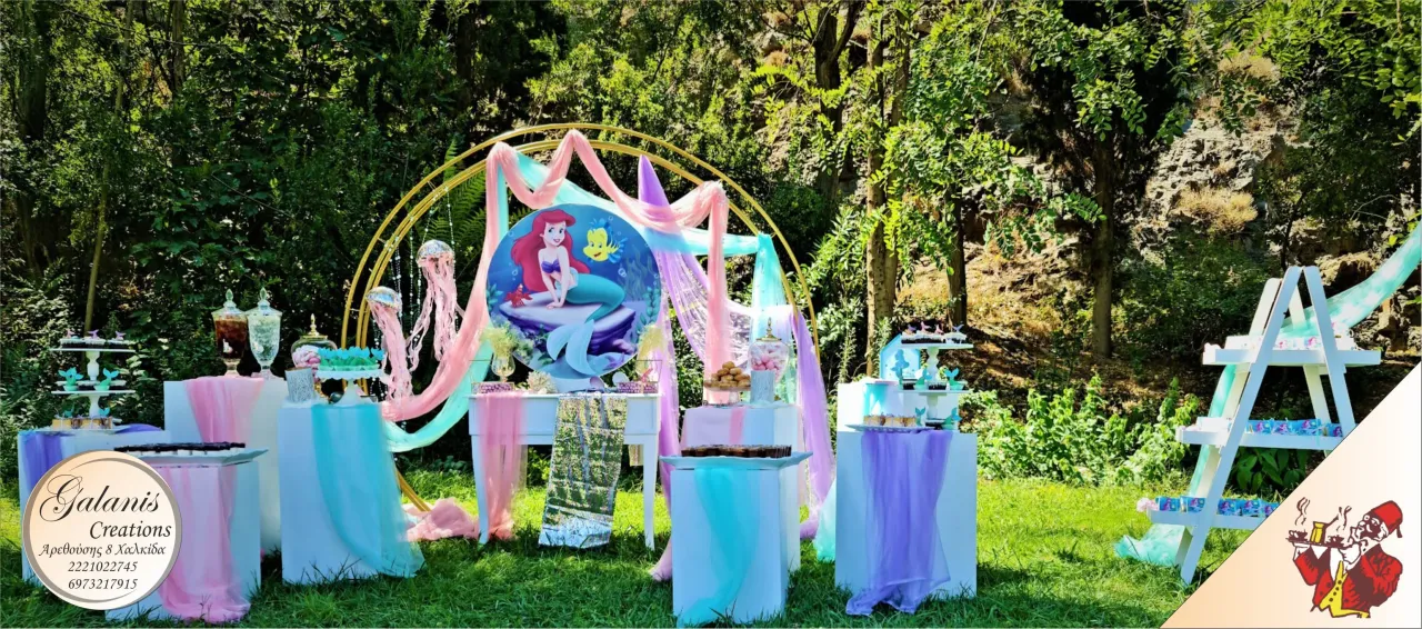 Candy bar με παστέλ αποχρώσεις και καμάρα, στημένο σε κήπο.