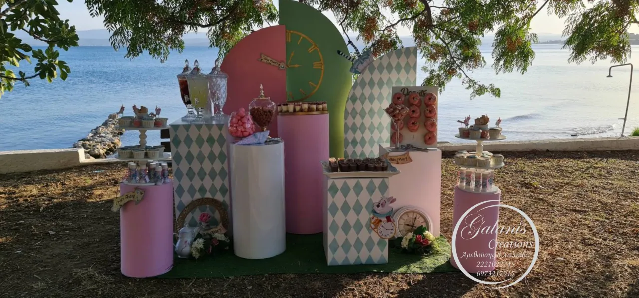 Candy bar με ροζ και πράσινο καρό φόντο κοντά στη θάλασσα.