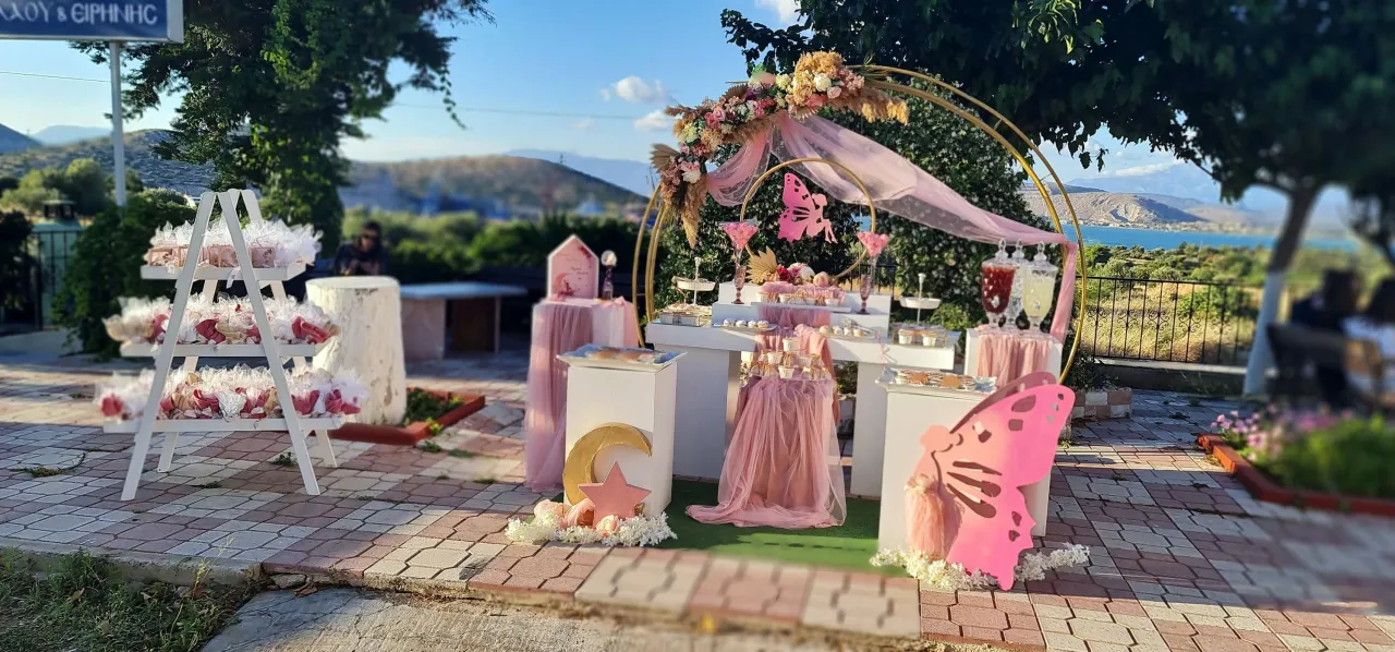 Θεματικό candy bar για βάπτιση κοριτσιού σε ροζ αποχρώσεις.