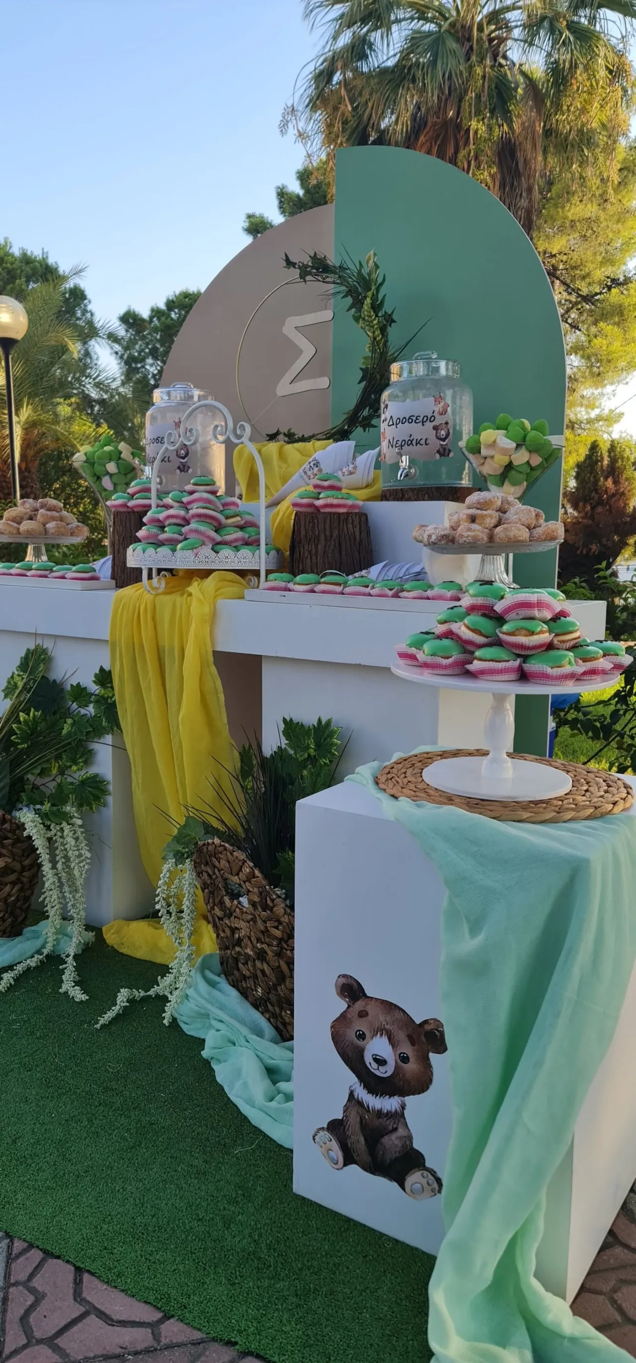 Candy bar με αρκουδάκι και πράσινη καμάρα.