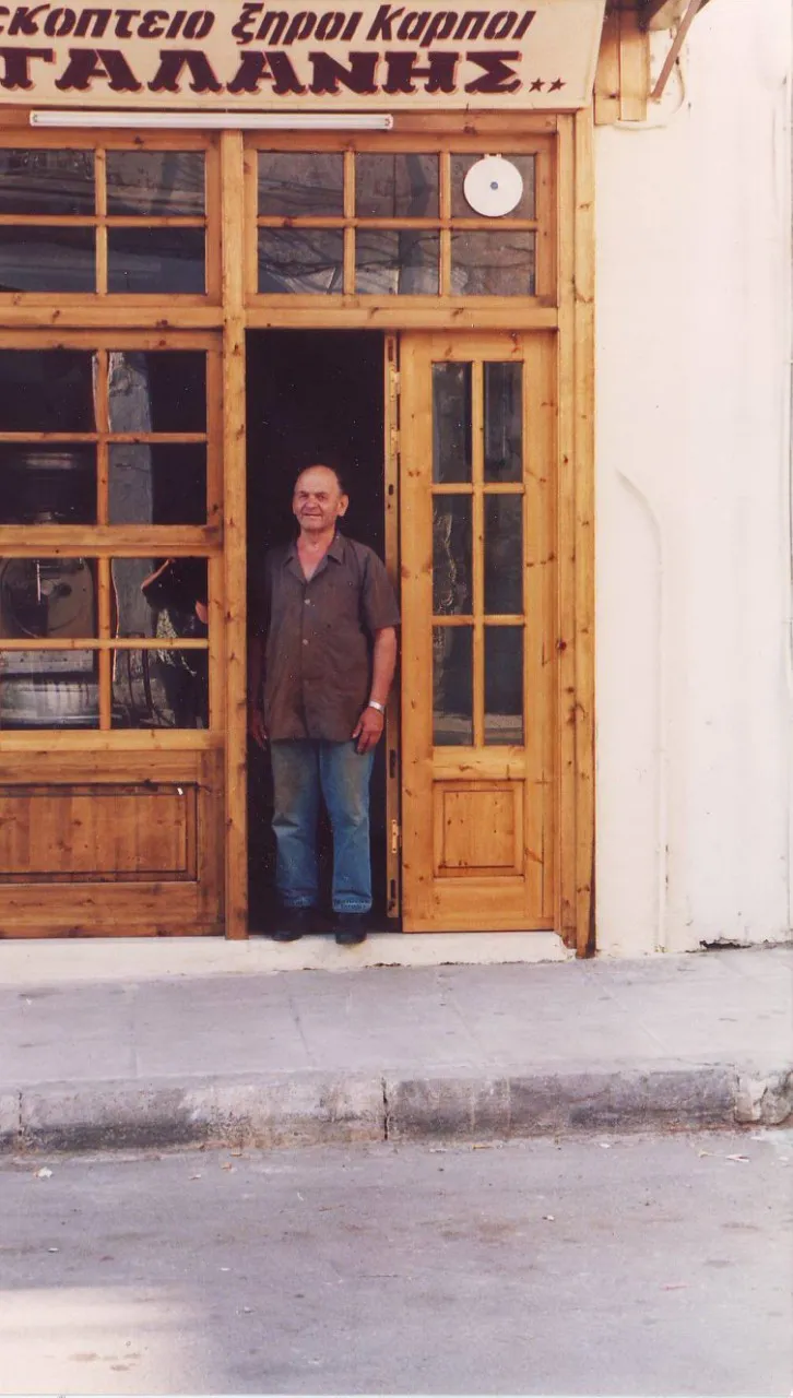 Ο Γιώργος Χρυσικόπουλος στην είσοδο του παλιού καταστήματος στην Αρεθούσης 33.